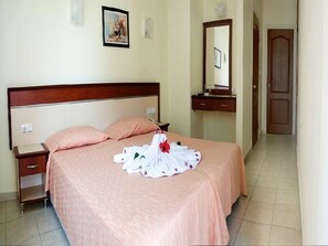 Hochwertige Bettwaren, Minibar, Schreibtisch, kostenloses WLAN