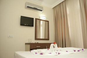 高級寢具、迷你吧、書桌、免費無線上網