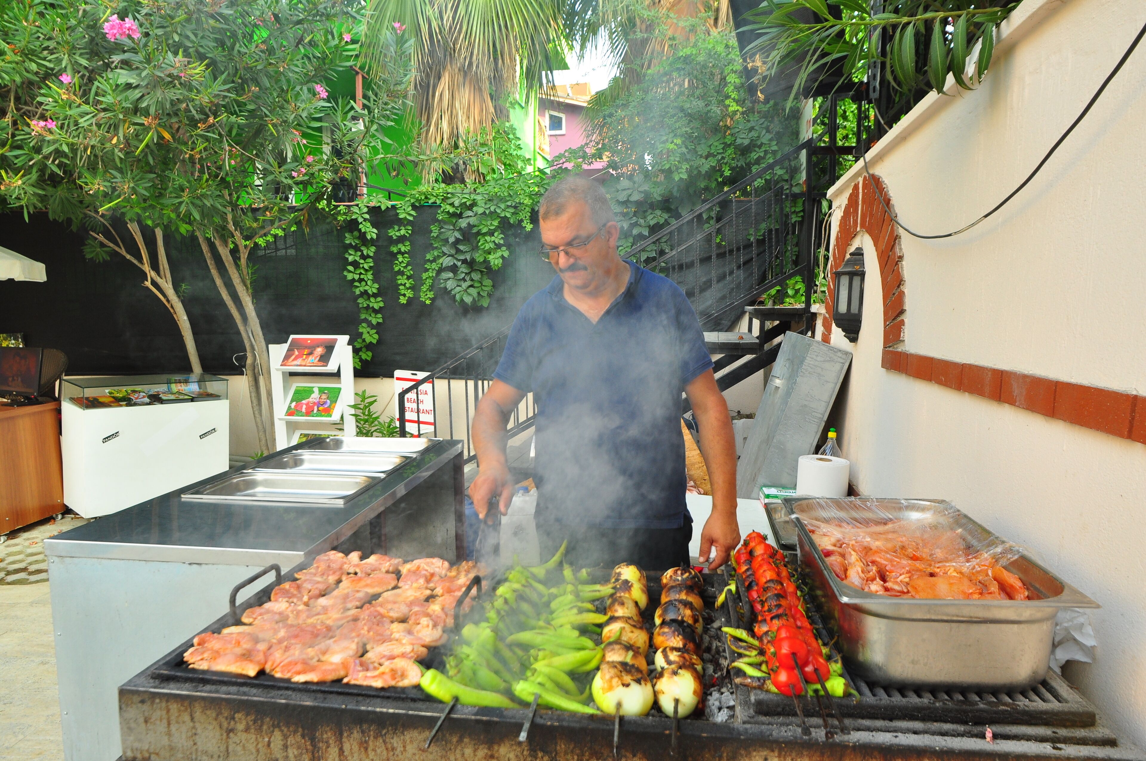 Breakfast, lunch, dinner served; international cuisine 