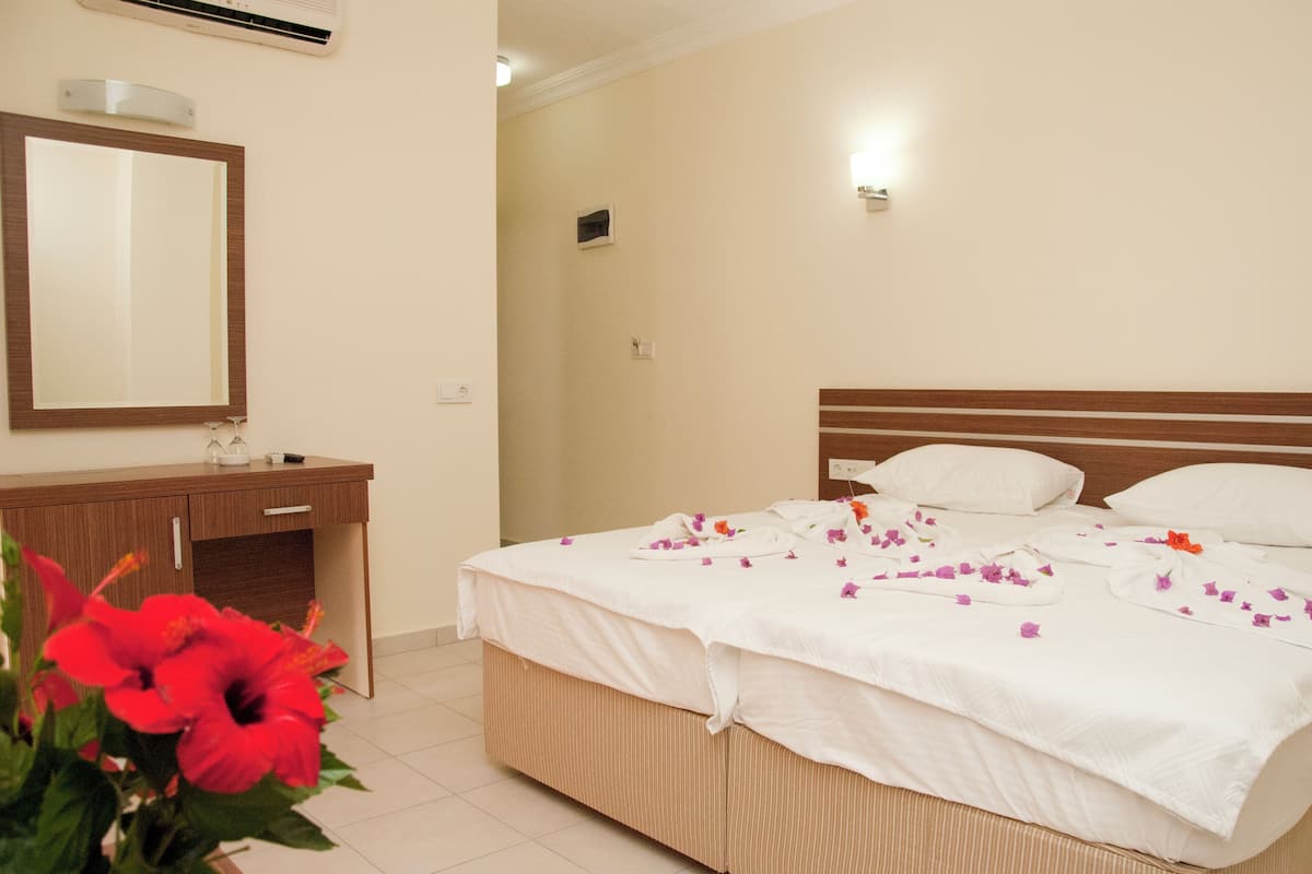 Premium bedding, minibar, desk, free WiFi