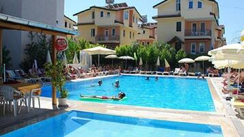 Außenpool, Sonnenschirme, Liegestühle