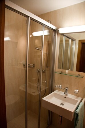 Quarto casal premium | Escrivaninha, berços (sobretaxa), Wi-Fi de cortesia, roupa de cama