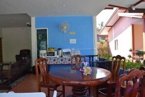 Lobby sitting area - Baan Longhaad - Hostel (Ko Lanta)