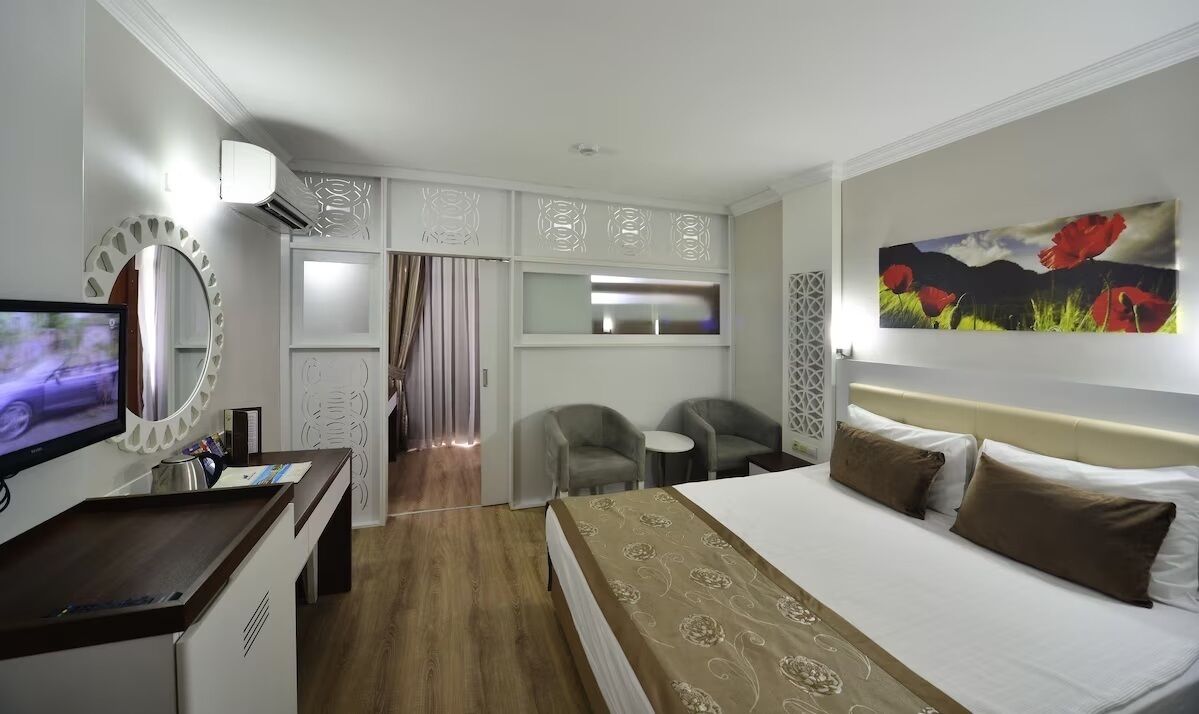 Minibar, in-room safe, WiFi (surcharge)