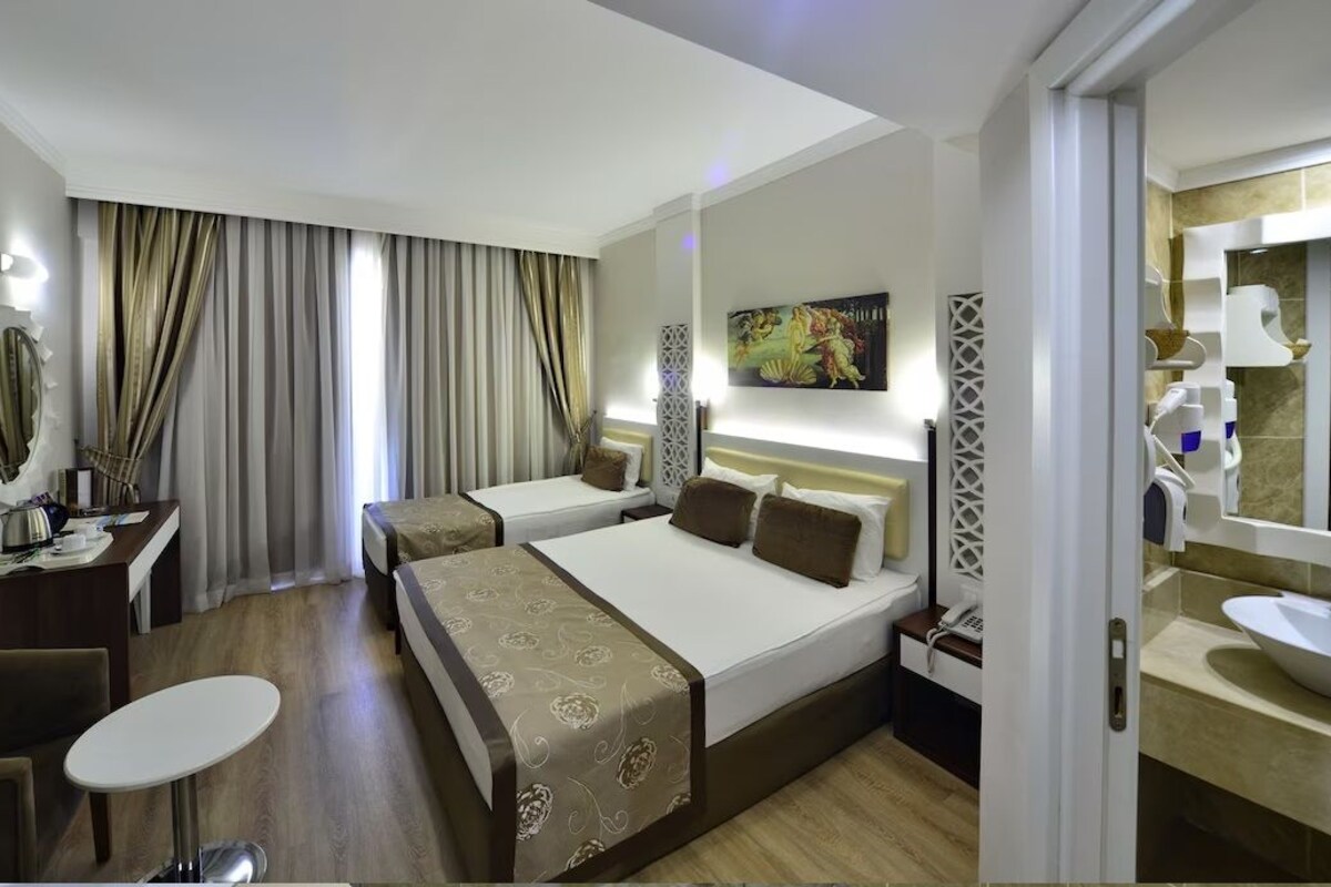 Minibar, in-room safe, WiFi (surcharge)