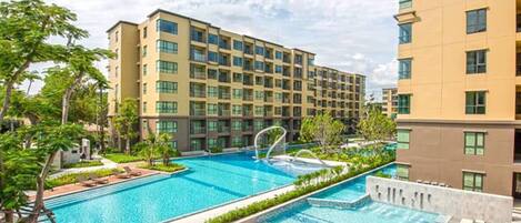 Kolam renang outdoor, dengan kursi berjemur