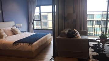 Deluxe Double Room with 2 Mattress, Pool View  | 客廳 | 32 吋LCD 電視連有線電視頻道、電視、DVD 播放機