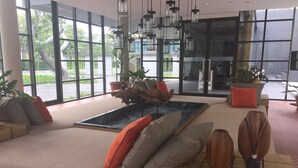 Un espace détente moderne avec un canapé, des coussins et des vases décoratifs.