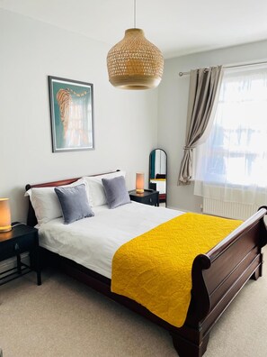 Desk, free cribs/infant beds, free WiFi, bed sheets - Lord Rosebery (Norwich)