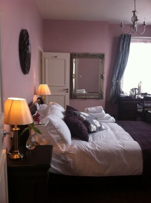 مكتب وأسرّة أطفال/رضّع (مجانًا) وواي فاي مجانًا وملاءات أسرّة