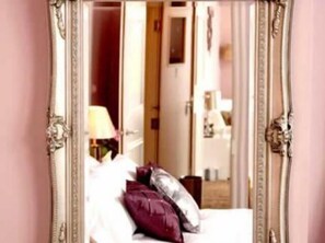 Bureau, lits bébé (gratuits), Wi-Fi gratuit, draps fournis