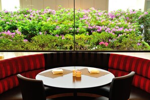 Daily buffet breakfast (JPY 2420 per person)