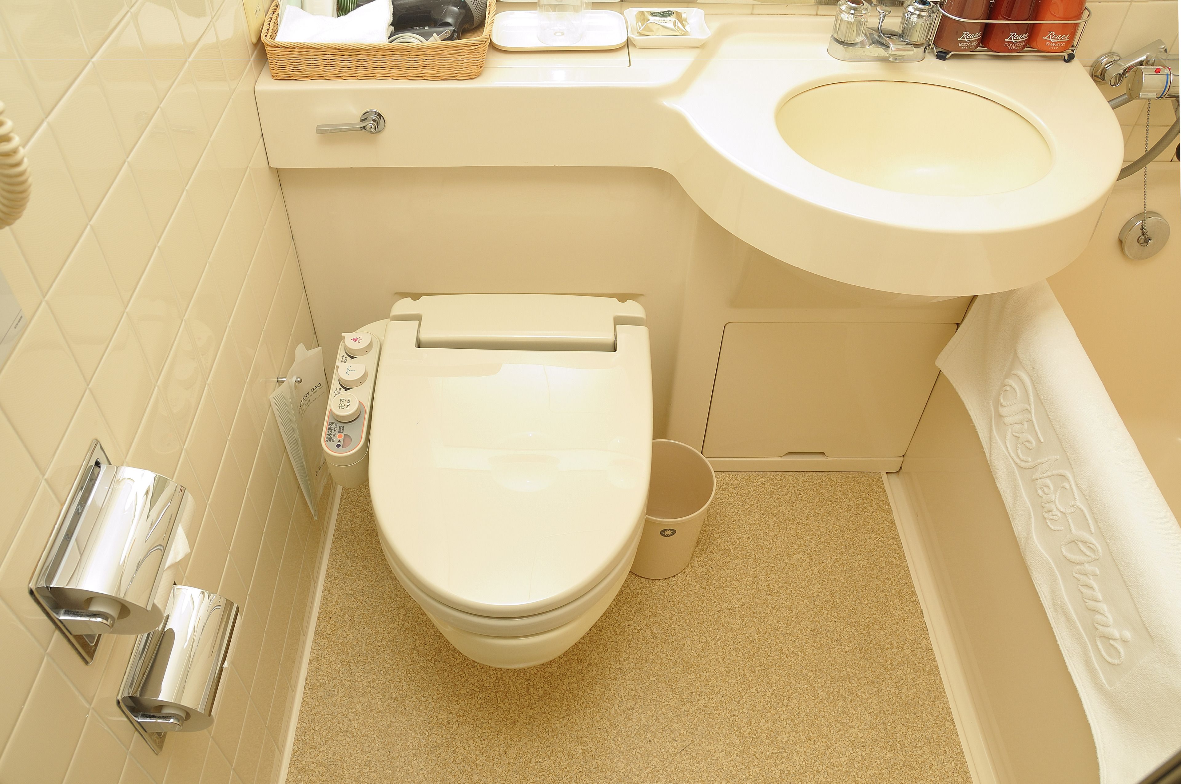 superior single room, smoking | bathroom | combined shower/bathtub, free toiletries, hair dryer, slippers