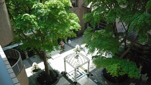 An aerial view of a courtyard with a gazebo, trees, and a statue. - Hotel New Otani Nagaoka (Nagaoka)