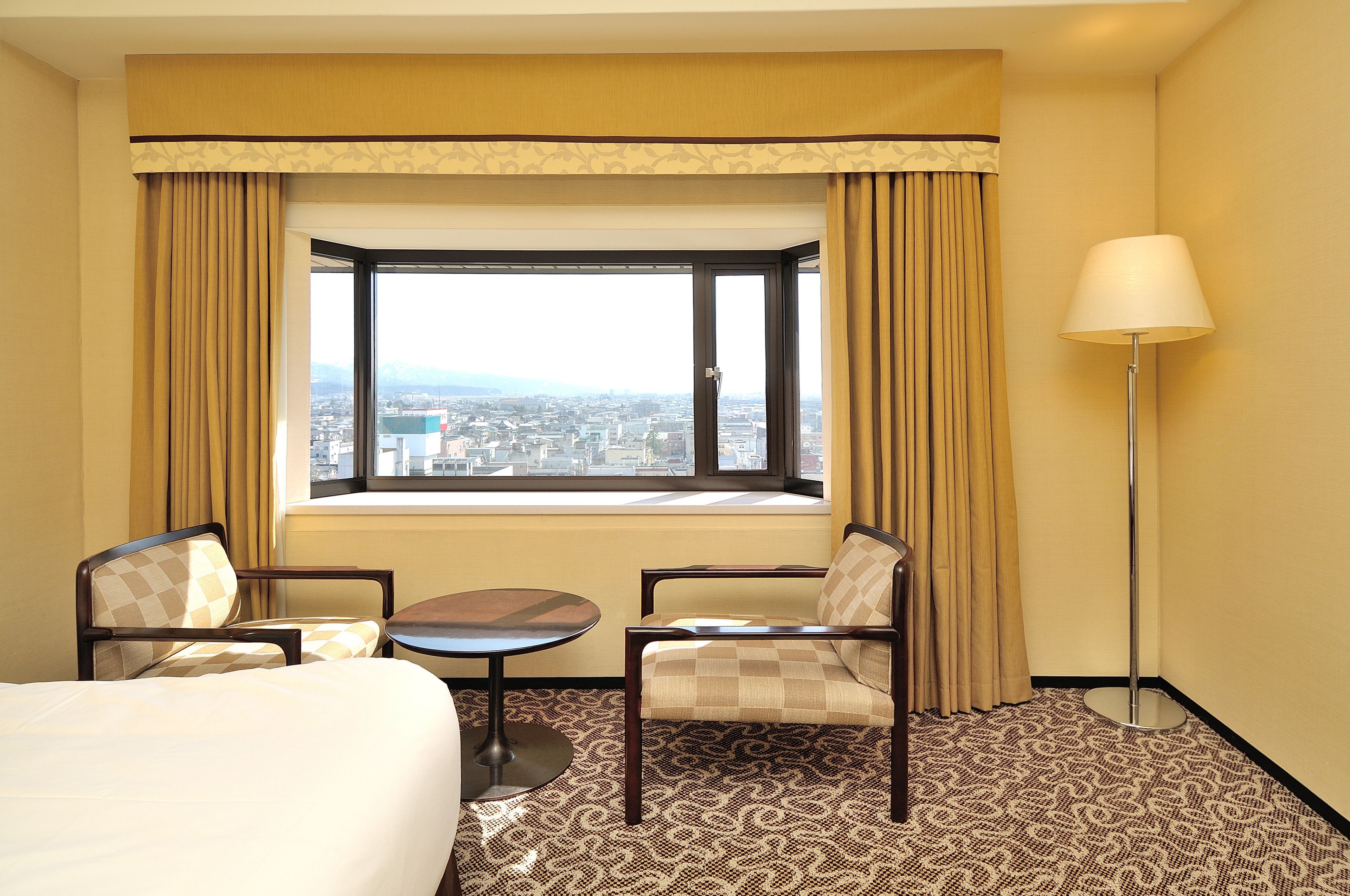 ミニバー、デスク、ノートパソコン用作業スペース、遮光カーテン