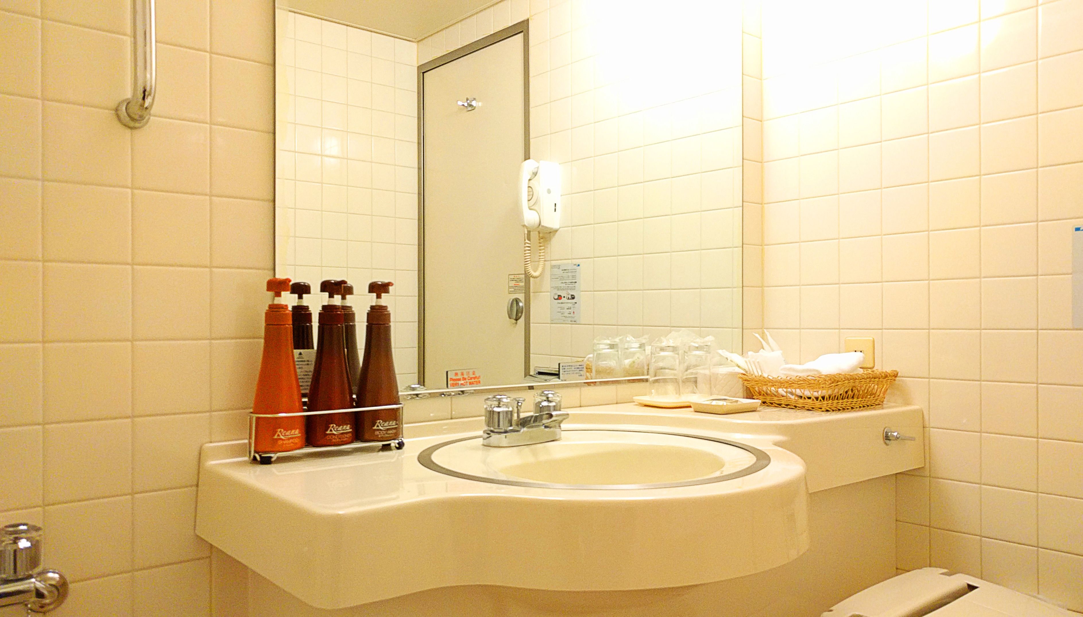 standard single room, non smoking | bathroom | combined shower/bathtub, free toiletries, hair dryer, slippers
