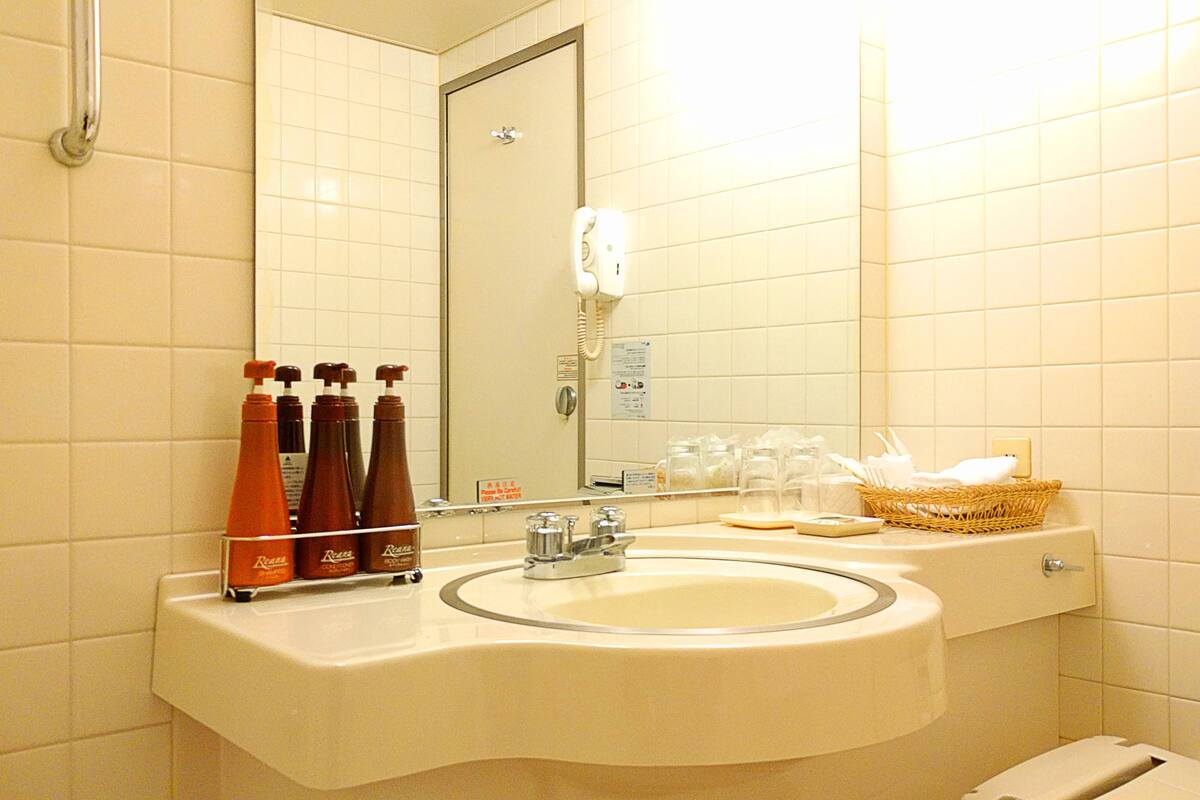 standard single room, non smoking | bathroom | combined shower/bathtub, free toiletries, hair dryer, slippers