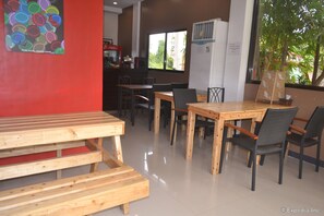 Se sirven desayunos, almuerzos, cenas y cocina filipina 