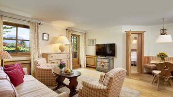 Familienapartment, 2 Schlafzimmer, Balkon, Bergblick | Wohnzimmer | Flachbildfernseher