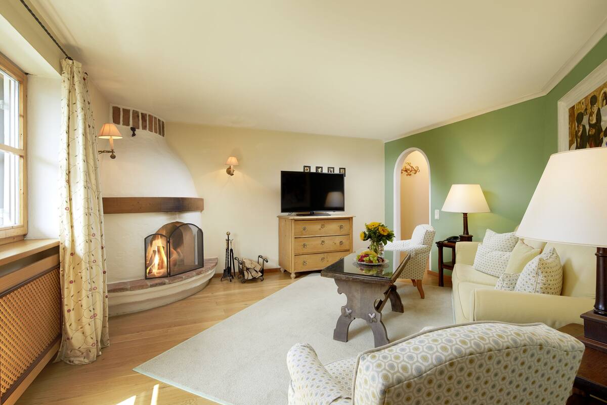 Superior Apartment, 1 Bedroom, Balcony, Mountain View | Living room