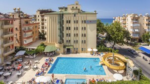 Ett hotell med en swimmingpool, utomhusplats och utsikt över havet.