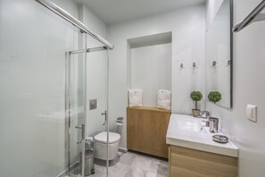 House, 2 Bedrooms, 2 Bathrooms, Beachside | Bathroom