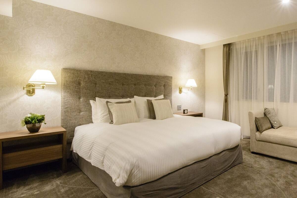 Premium bedding, minibar, in-room safe, desk