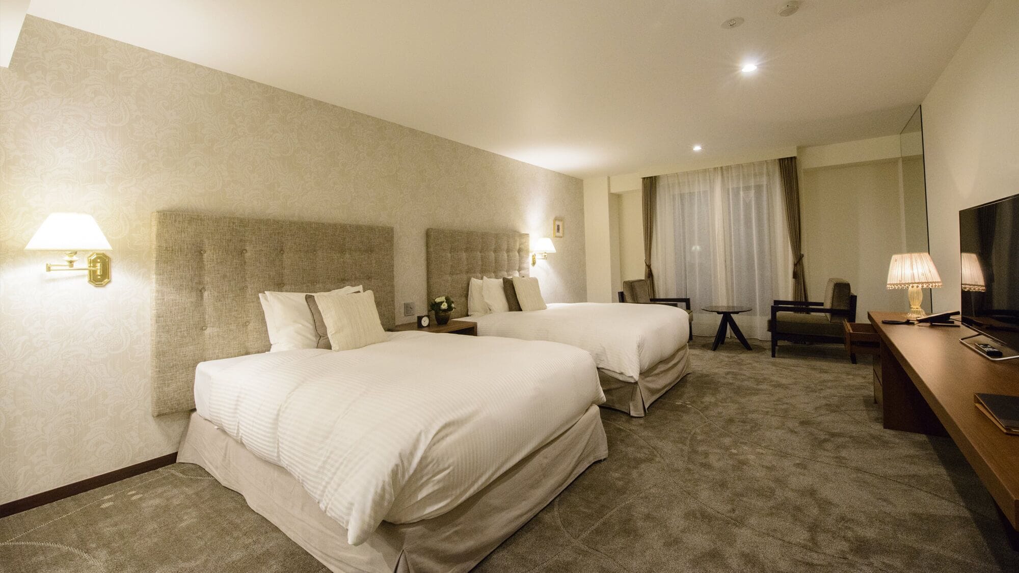 أغطية فراش متميزة وميني بار وخزنة داخل الغرفة ومكتب