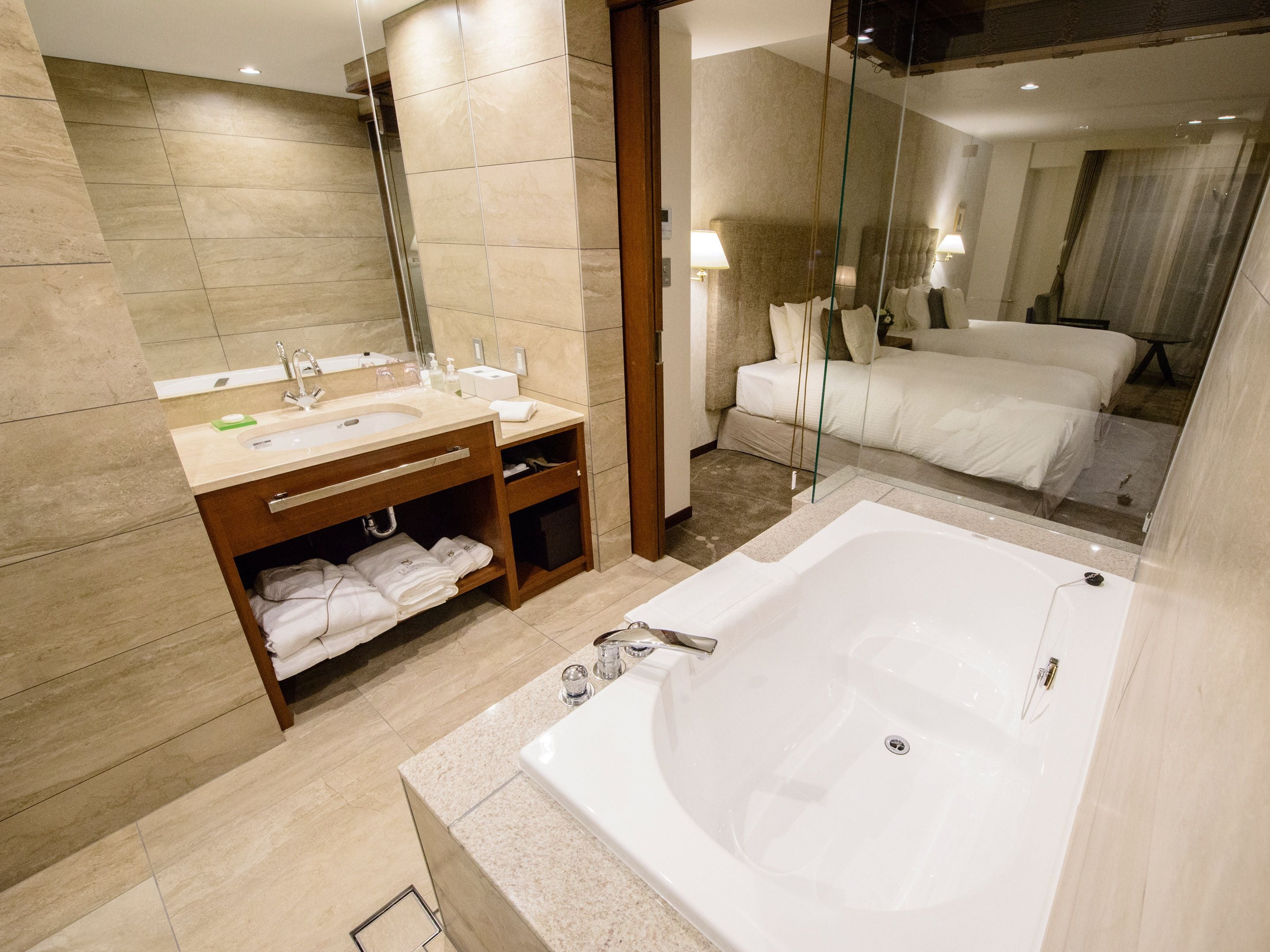 deluxe twin room, non smoking | bathroom | combined shower/bathtub, deep-soaking bathtub, rainfall showerhead