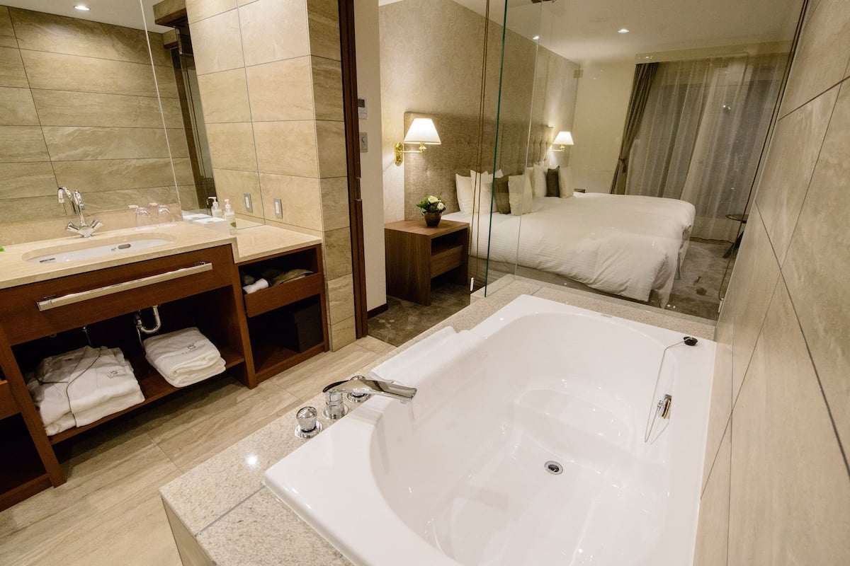 premier hollywood twin room, non smoking | bathroom | combined shower/bathtub, deep-soaking bathtub, rainfall showerhead