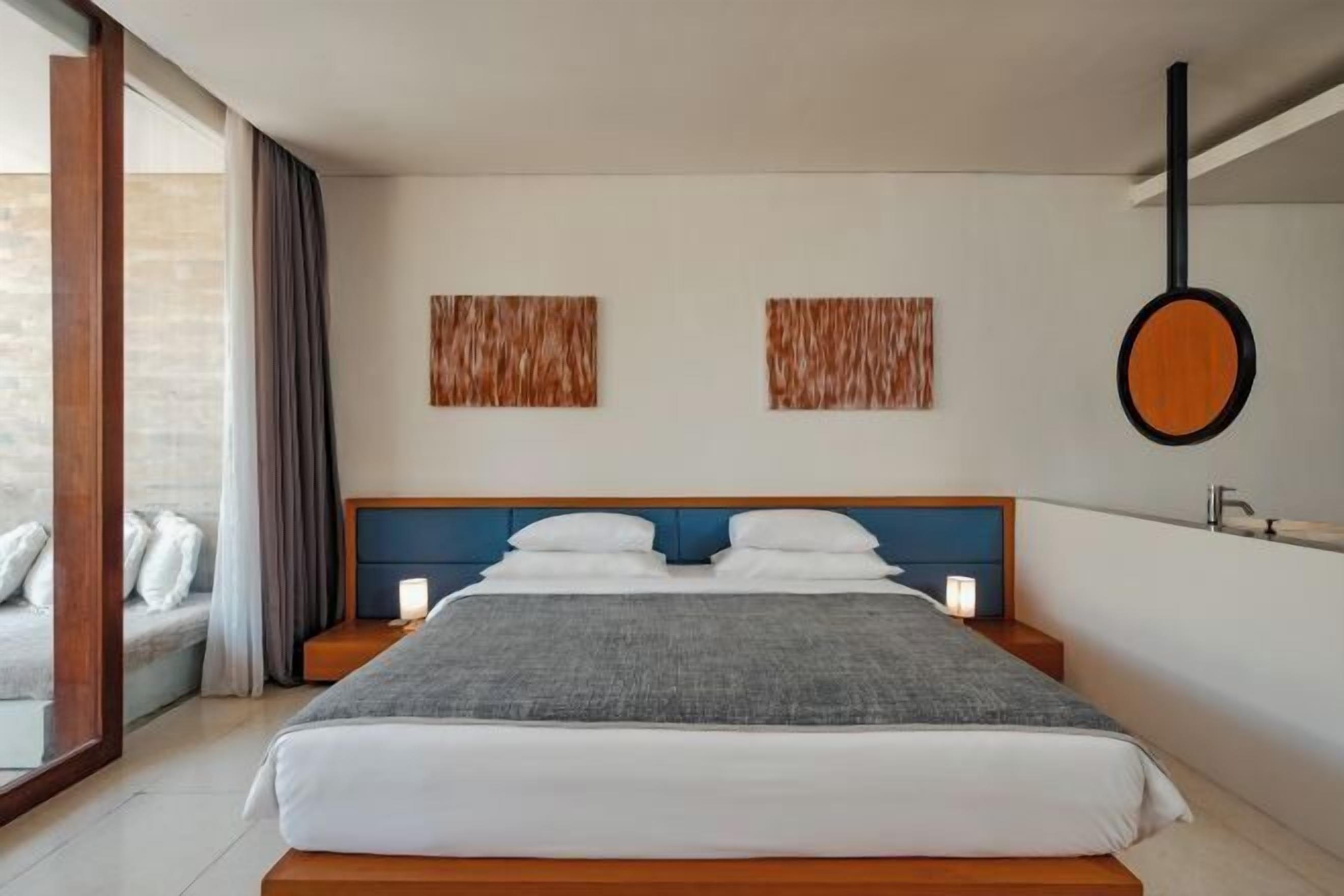 Roupas de cama premium, frigobar, cofres nos quartos, cortinas blackout