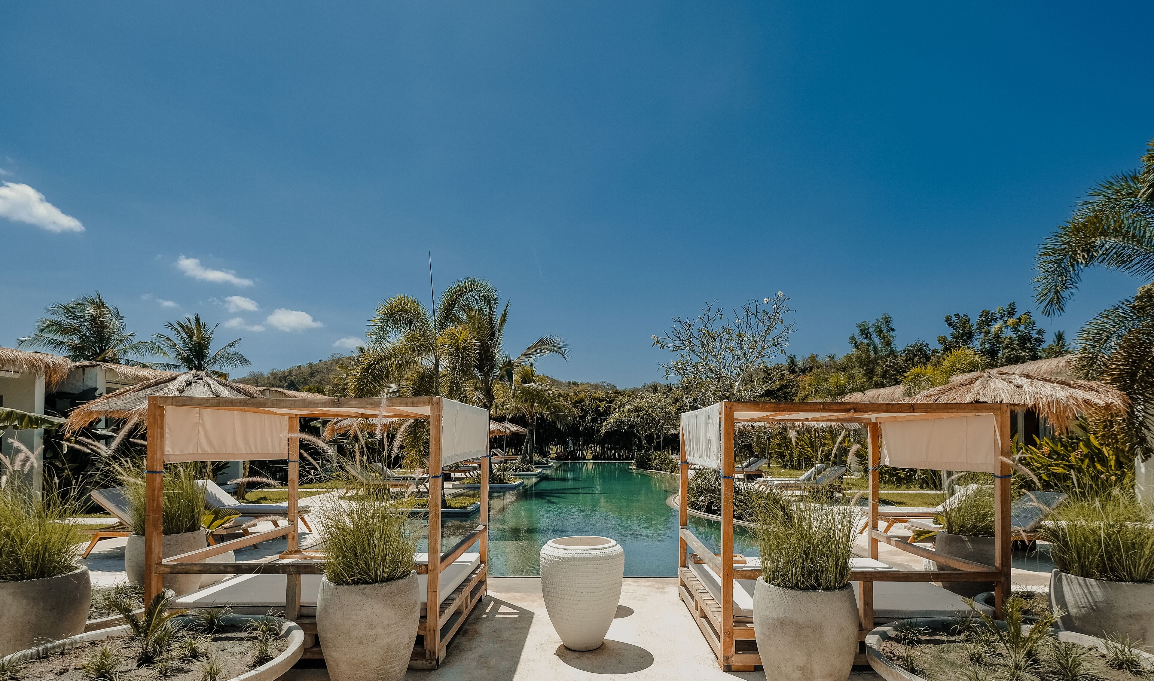 2 Außenpools, geöffnet von 09:00 Uhr bis 22:00 Uhr, Liegestühle