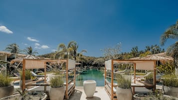 2 Außenpools, geöffnet von 09:00 Uhr bis 22:00 Uhr, Liegestühle