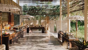 供應早餐、午餐和晚餐,國際料理,花園景觀