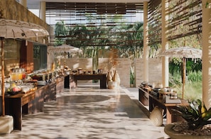 Petit déjeuner, déjeuner et dîner servis sur place, vue sur le jardin