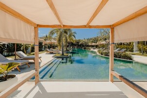 2 piscinas al aire libre, sillones reclinables de piscina
