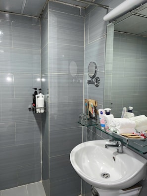Chambre Exécutive (VIP Room) | Salle de bain | Douche, articles de toilette gratuits, sèche-cheveux, peignoirs