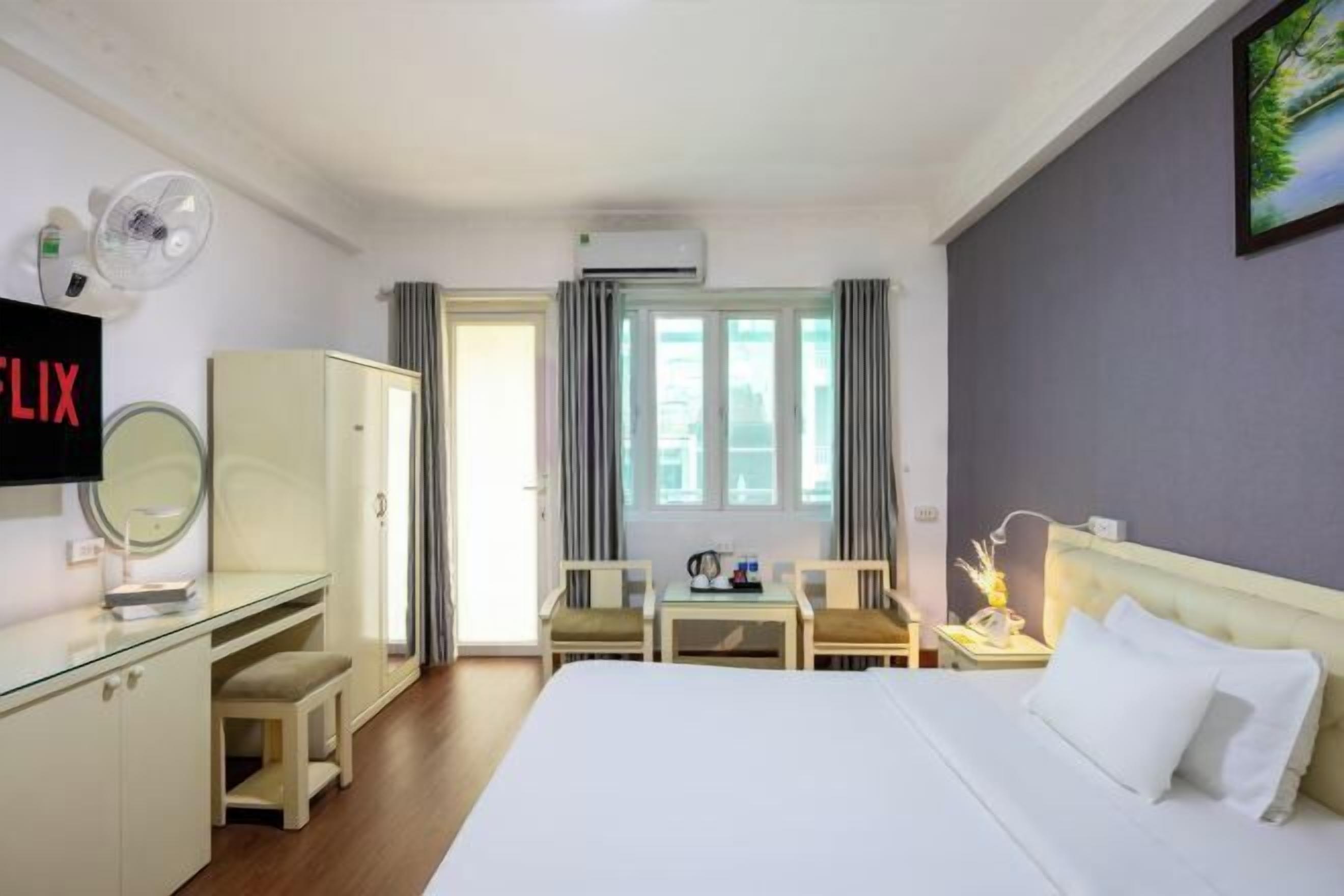 Een minibar, verduisterende gordijnen, een strijkplank/strijkijzer