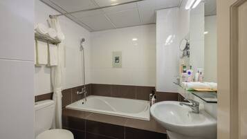 Executive-huone (VIP Room) | Kylpyhuone | Suihku, ilmaiset hygieniatuotteet, hiustenkuivaaja, kylpytakit