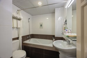 Suite Vip Room | Bathroom | Shower, free toiletries, hair dryer, bathrobes