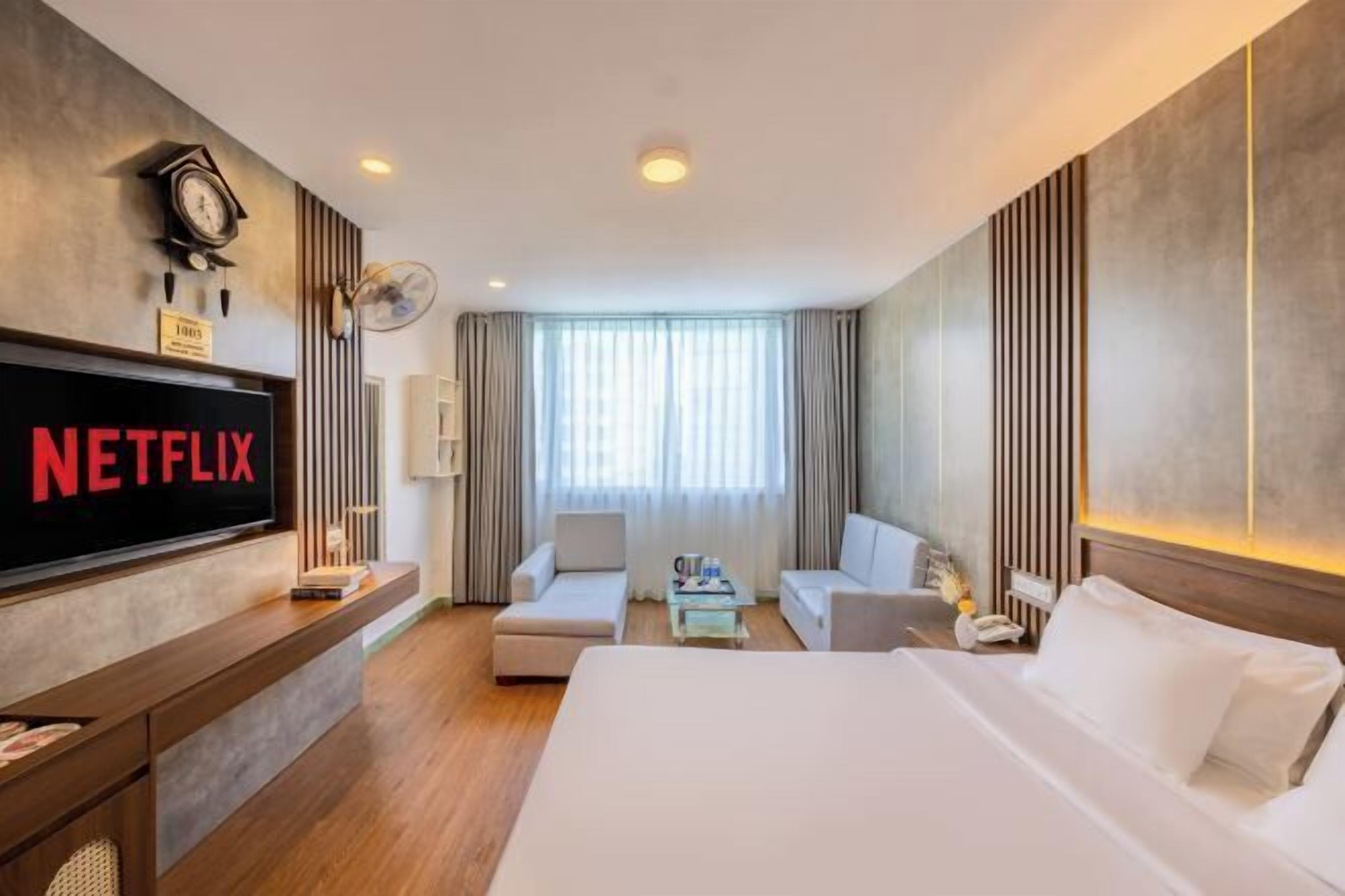 Een minibar, verduisterende gordijnen, een strijkplank/strijkijzer