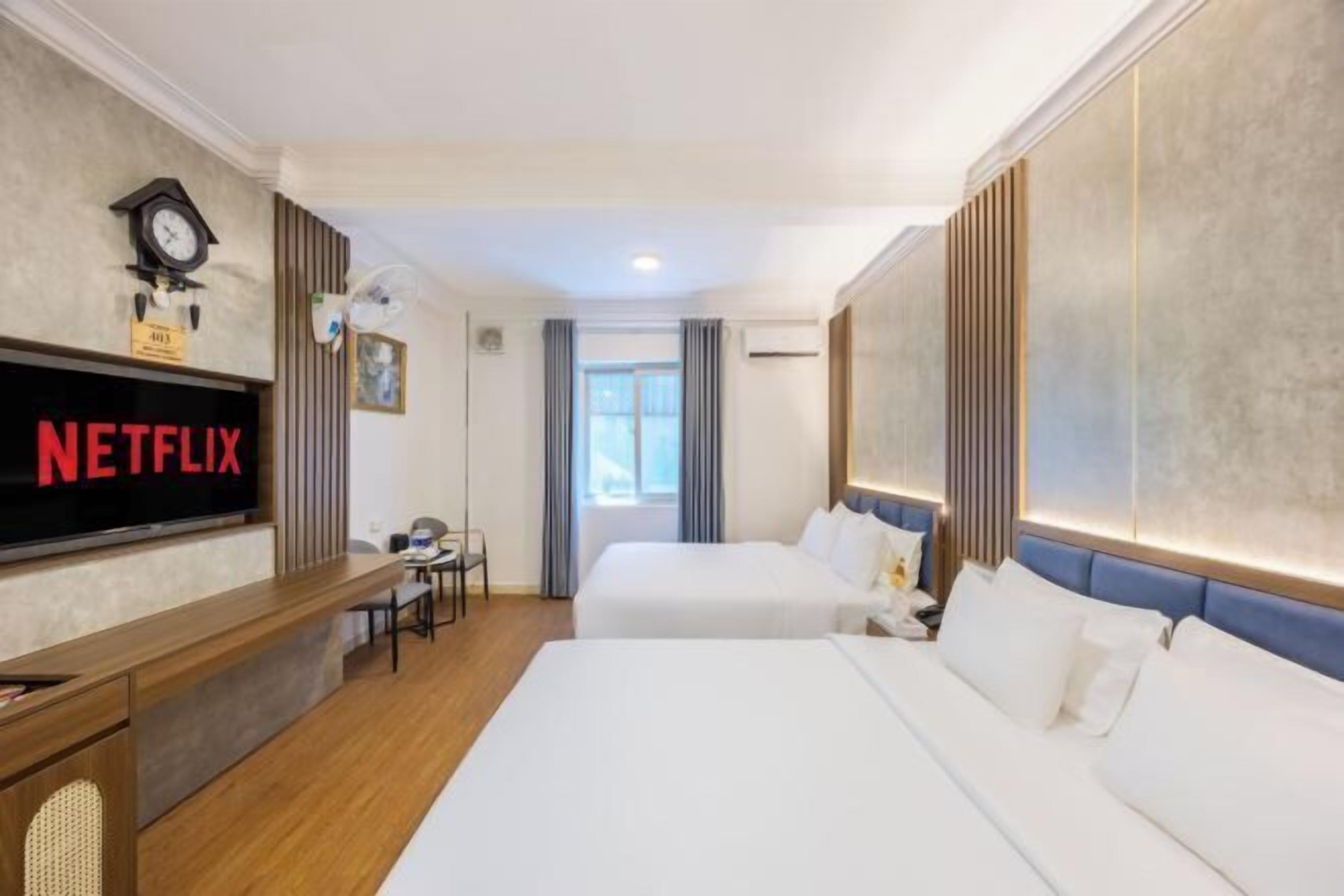 Een minibar, verduisterende gordijnen, een strijkplank/strijkijzer