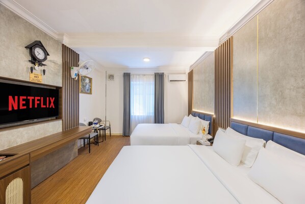 Minibar, cortinas blackout, tabla de planchar con plancha y wifi gratis 