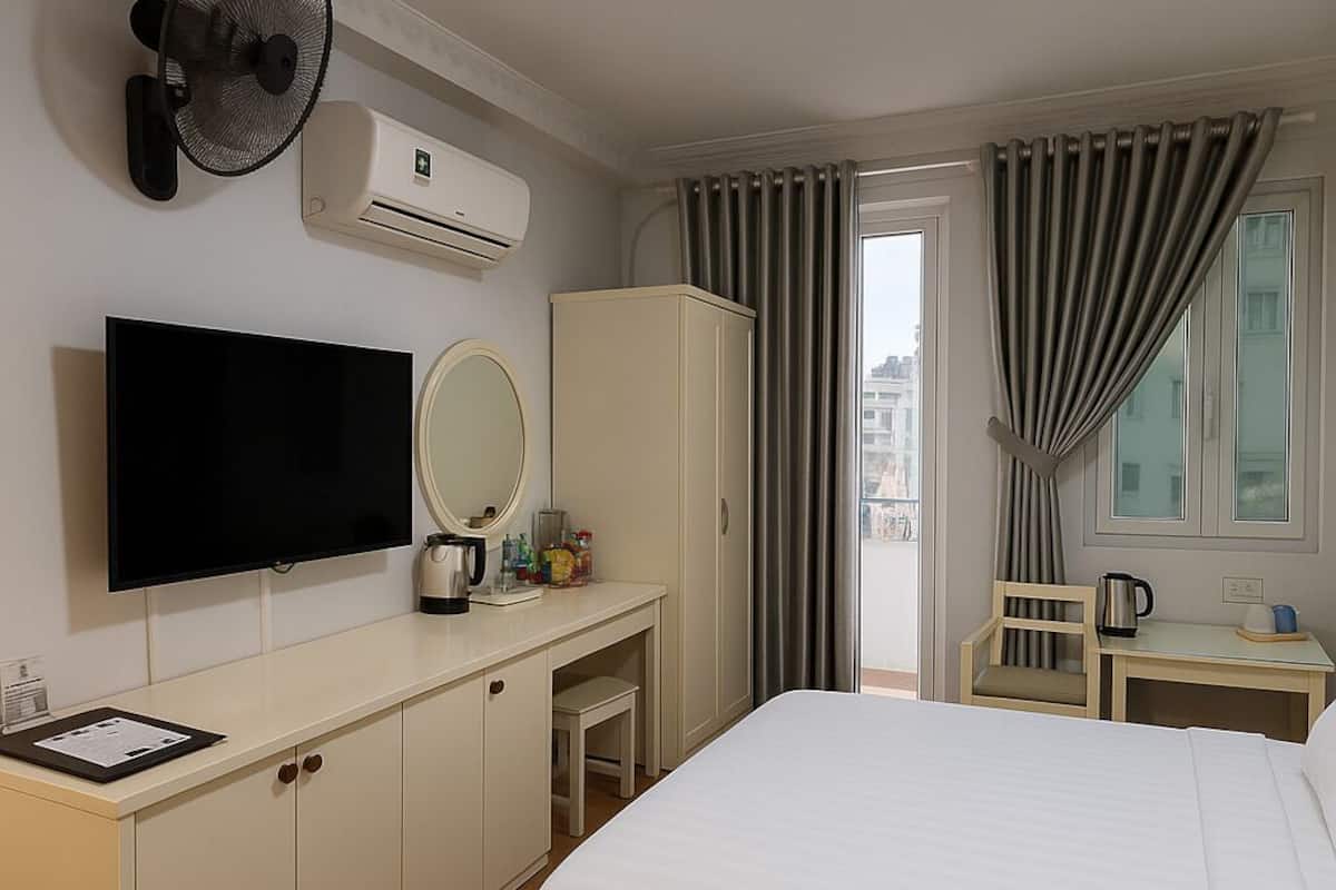Premier Double Room | Minibar, blackout curtains, iron/ironing board, free WiFi