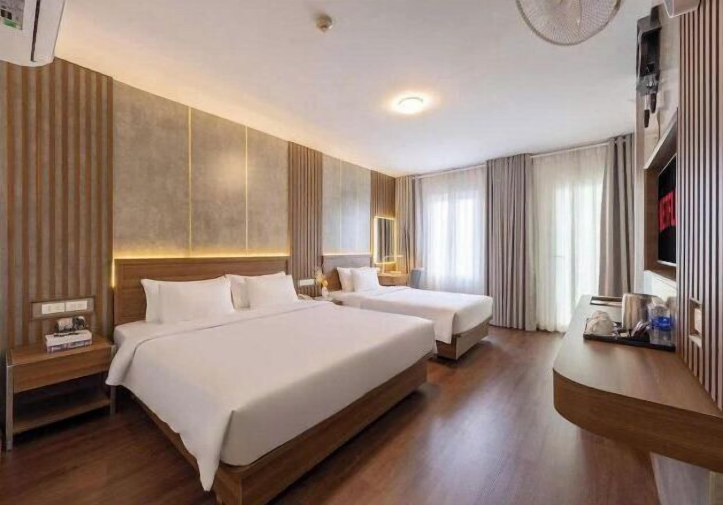 Frigobar, cortinas blackout, ferros/tábuas de passar roupa