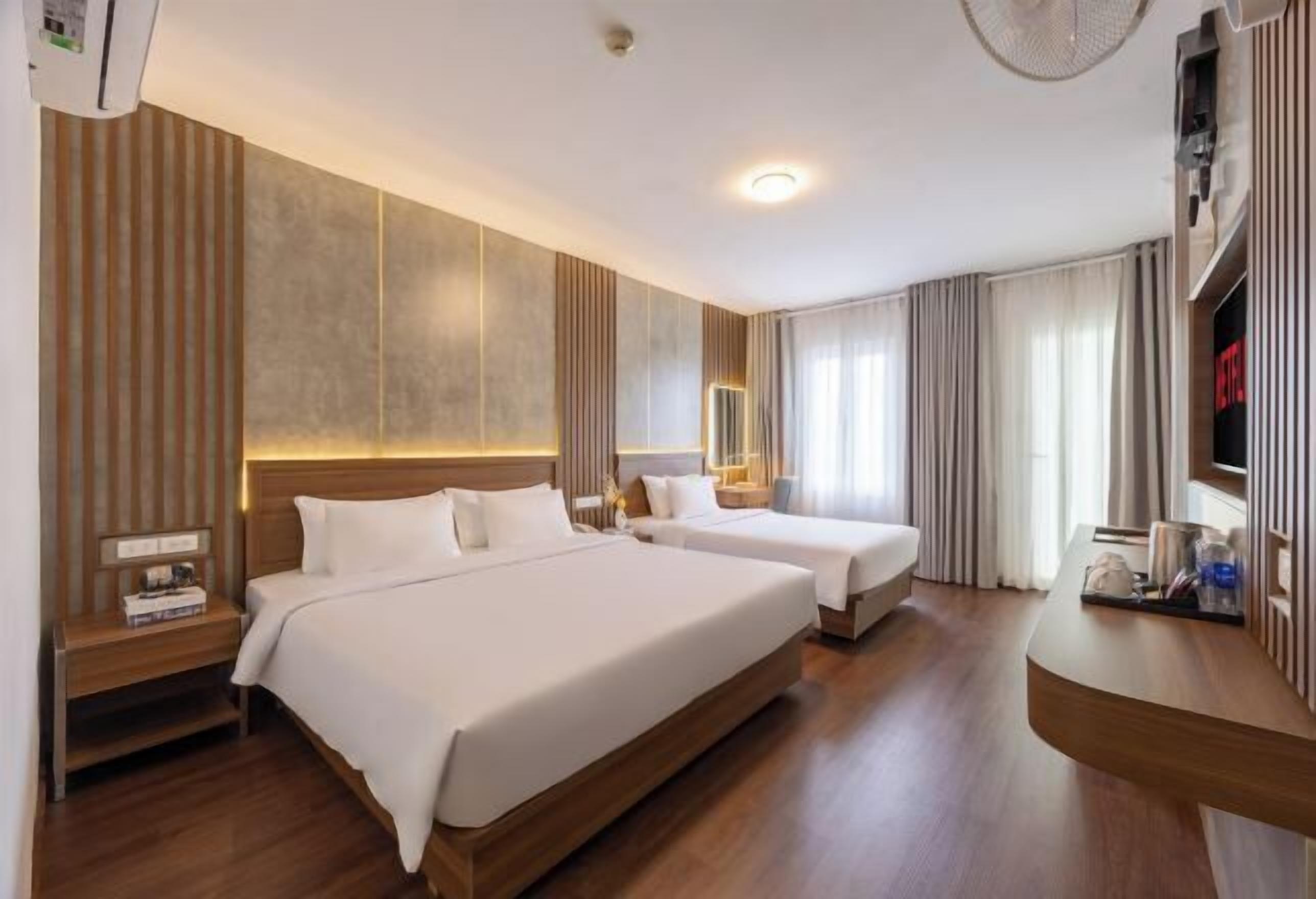 Een minibar, verduisterende gordijnen, een strijkplank/strijkijzer