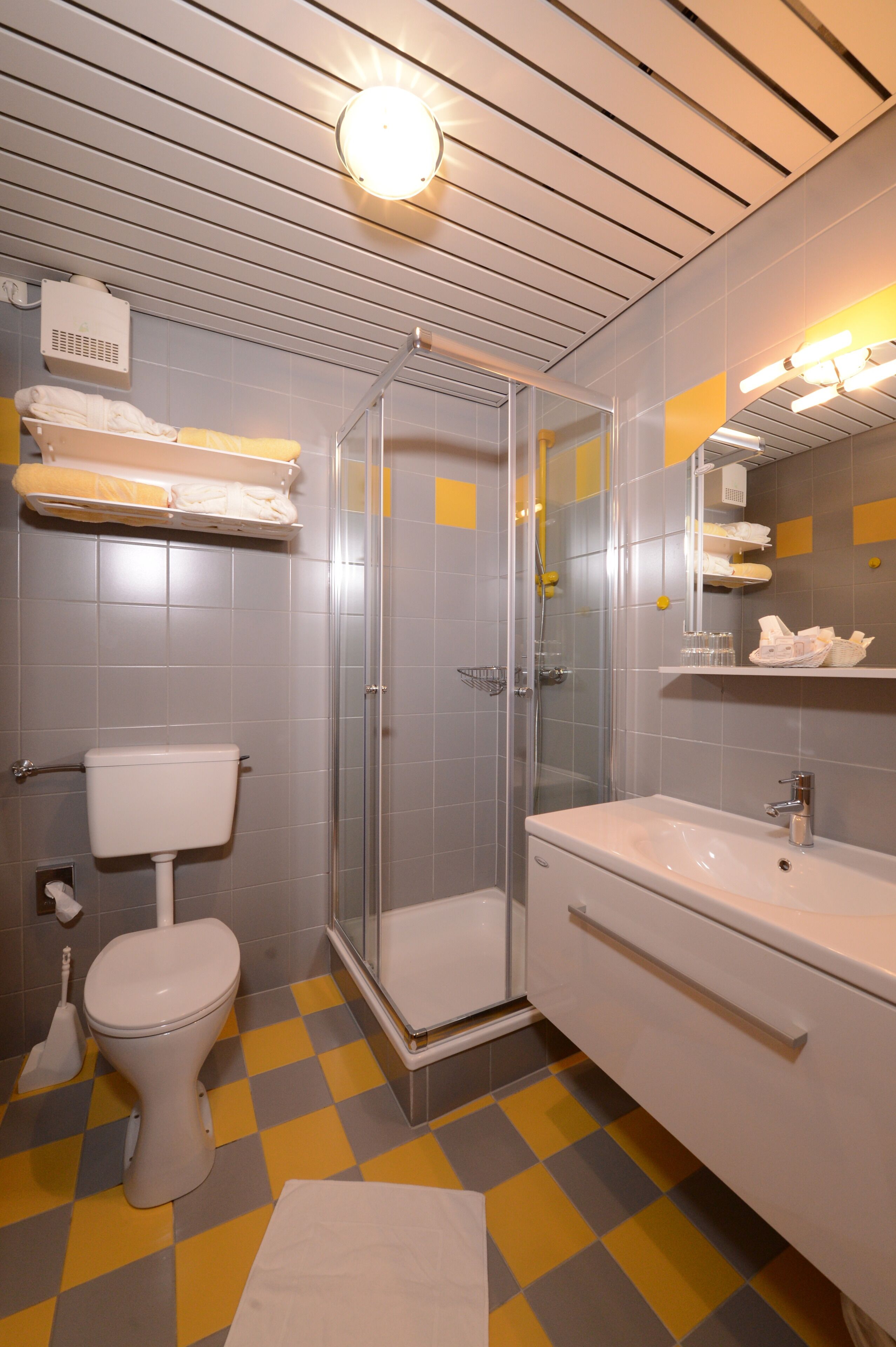 Habitación clásica doble, balcón | Servicios del cuarto de baño | Ducha, artículos de higiene personal gratuitos y secador de pelo