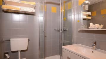 Habitación clásica doble, balcón | Servicios del cuarto de baño | Ducha, artículos de higiene personal gratuitos y secador de pelo
