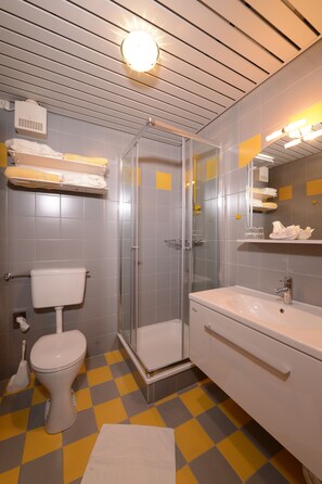 Classic Double Room, Balcony | Bathroom amenities | Shower, free toiletries, hair dryer, bathrobes - Strandhotel Faak (Finkenstein am Faaker See)