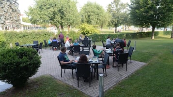 Serveert ontbijt, lunch, diner, internationale gerechten